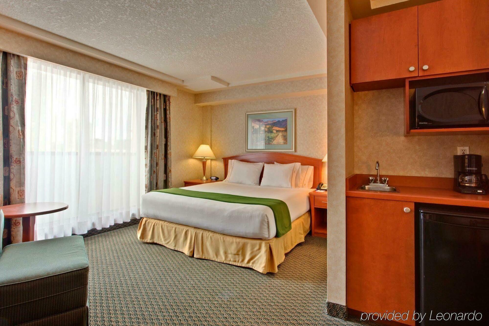 Holiday Inn Express And Suites Calgary By Ihg Eksteriør billede